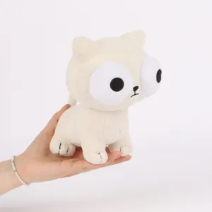 Detailansicht einer kreativen weißen Plüschkatze mit großen schwarzen Augen, in der Hand gehalten