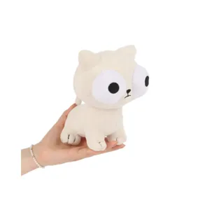 Cremeweißes Staring Cat Plüschtier mit großen Augen in der Hand auf weißem Hintergrund