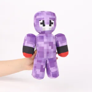 Violetter pixeliger Minecraft-Charakter Plüschtier-Puppe handgehalten auf weißem Grund.