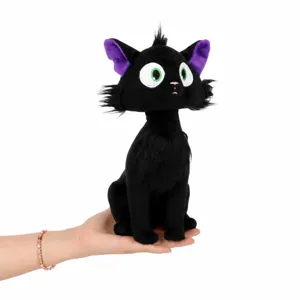 Detailansicht des GATTO Nero schwarzen Katzenplüschtiers in der Hand zur Größenbestimmung