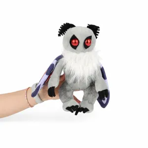 Vue détaillée de la peluche Mothman Cryptid avec des yeux rouges et un col en fourrure blanche