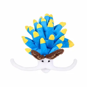 Vue rapprochée d'une peluche créative de nudibranche dragon bleu aux couleurs vives
