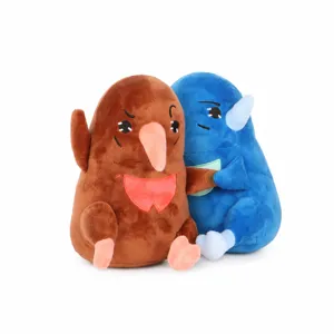Gros plan des peluches Dance Birds marron et bleue Chuck et Charlie dans une pose de câlin