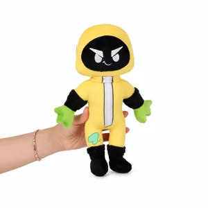 Gros plan détaillé d'une peluche DoomSweepers tenue à la main par une personne