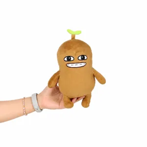 Nahaufnahme eines lustigen Potato Boy Plüschtiers mit einem breiten Lächeln im Gesicht