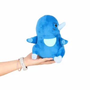 Oiseau en peluche bleu Dance Birds du meme YouTube, tenu à la main pour l'affichage de taille