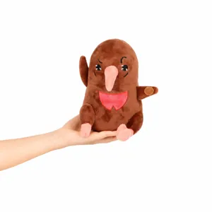 Vue détaillée d'une peluche Dance Birds marron tenue en main montrant sa taille compacte