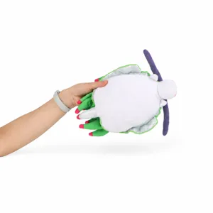 Vue détaillée d'une peluche de nudibranche Blue Dragon tenue dans la main d'une personne