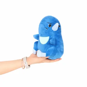 Vue détaillée de la peluche bleue Dance Birds tenue à la main.