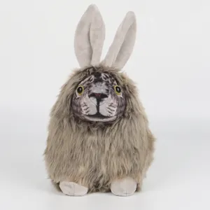 Gros plan détaillé de la peluche lapin lion Cheremsha avec son visage de chat réaliste.