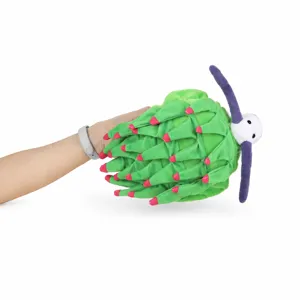 Vue latérale d'une peluche de nudibranche verte tenue à la main montrant sa texture