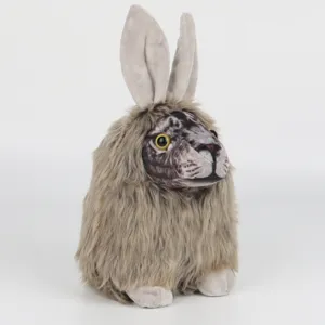 Vue détaillée de la peluche lapin lion Cheremsha avec de longues oreilles