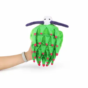 Vue de face de la peluche nudibranche verte montrant l'échelle à la main.