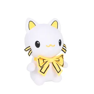 Détail d'une peluche de chat de dessin animé blanc avec un grand nœud papillon jaune
