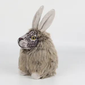 Vue rapprochée d'une peluche de lapin lion avec un visage réaliste et des poils gris