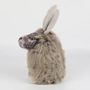 Détail de la peluche lapin lion Cheremsha avec fourrure douce et longues oreilles