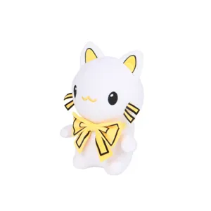 Vue détaillée d'une adorable peluche de chat blanc avec un nœud papillon jaune et des détails