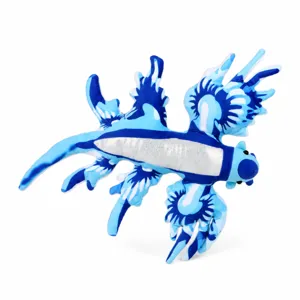 Vue détaillée de dessus d'une peluche de limace de mer Blue Dragon réaliste en bleu