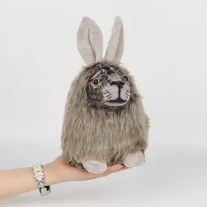 Peluche lapin lion Cheremsha réaliste avec fourrure douce, tenue en main pour l'échelle.