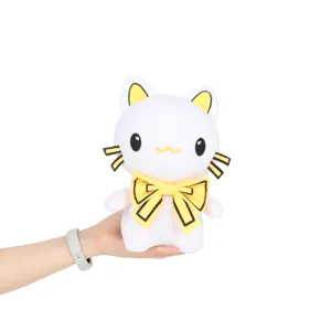 Vue détaillée de la peluche chat blanc PoeyPepto avec un joli nœud papillon jaune vif