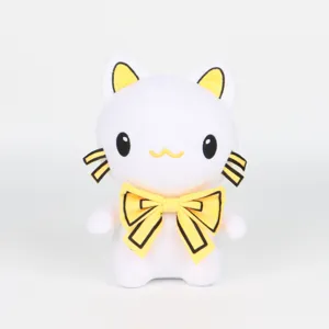 Vue de face détaillée de la peluche chat blanc PoeyPepto avec un grand nœud papillon jaune