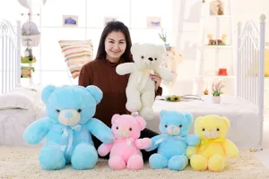 Close-up van kleurrijke LED-lichtgevende teddyberen in verschillende maten en kleuren