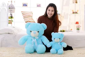 Detail van twee gloeiende blauwe LED-teddyberen pluche in een gezellige slaapkamer