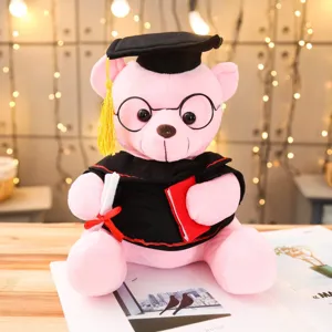 Close-up van roze afstudeer teddybeer knuffel met bril, baret en zwarte toga cadeau