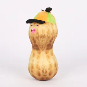 Vue détaillée de la peluche Burnt Peanut meme avec sa casquette colorée