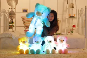 Assortiment kleurrijke LED-lichtgevende teddyberen in een gezellige kameromgeving