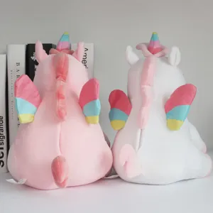 Vista trasera detallada de peluches de unicornio rosa y blanco con alas y cuernos de arcoíris