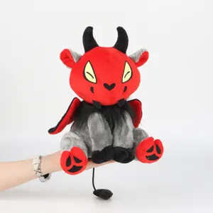 Detailansicht eines rot-grauen Goth Cryptid Jersey Devil Plüschtiers in der Hand