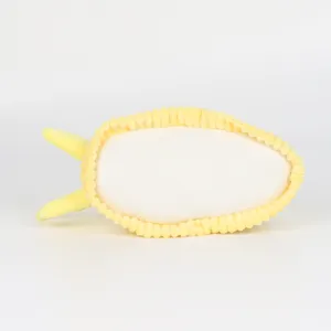 Detailansicht der weichen weißen Unterseite des realistischen gelben Bananenschnecken-Plüschtiers.