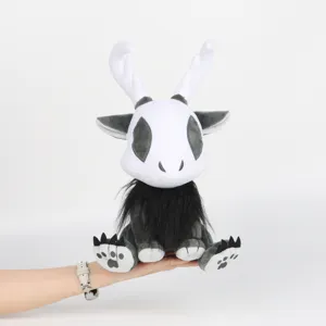 Détail de la peluche gothique cryptide Mothman tenue pour l'échelle de taille