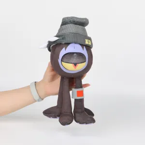 Gros plan de la peluche Nebulor tenue pour montrer sa taille et sa texture douce
