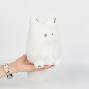 Peluche Anxiety Fox blanche et douce tenue à la main montrant la petite taille mignonne