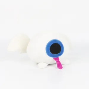 Vue macro détaillée de la peluche Eggchan avec un grand œil bleu et une langue rose
