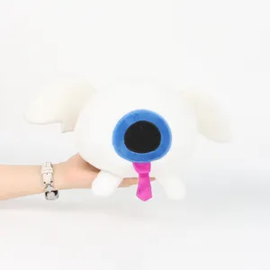 Détail de la peluche Eggchan tenue à la main, montrant la texture douce et la cravate.