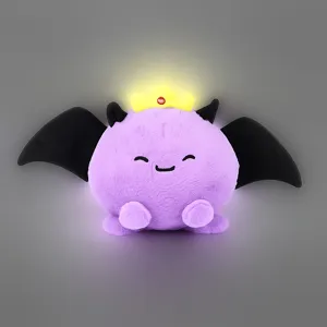 Détail de la peluche violette Eggchan Taxduo avec couronne brillante et ailes noires
