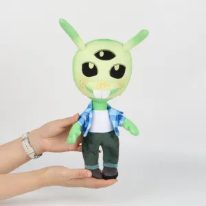 Vue macro détaillée de la peluche extraterrestre Nebulor de Run Monster Run dans les mains