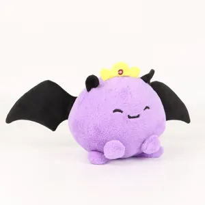 Gros plan détaillé de la peluche violette Eggchan avec des ailes noires et une couronne