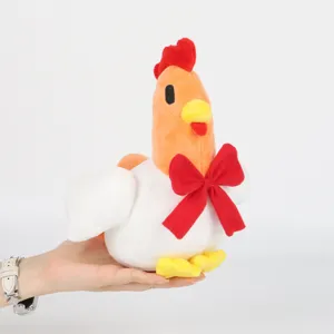 Weiches Fields of Mistria Plüsch-Huhn Detail mit roter Schleife und orangefarbenem Kopf.