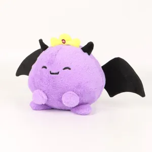 Jouet en peluche rond violet mignon avec des ailes de chauve-souris et couronne