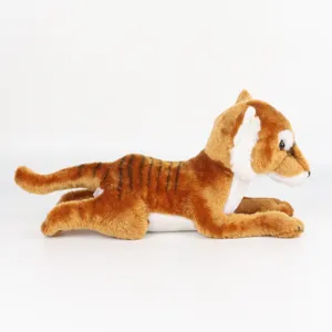 Vue détaillée de côté d'une peluche de thylacine réaliste avec des rayures au dos.