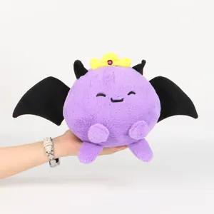 Détail de la peluche chauve-souris violette Eggchan Taxduo avec couronne tenue à la main