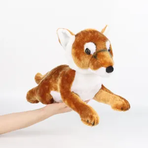 Peluche réaliste de Thylacine avec des rayures détaillées, tenue pour montrer sa taille et sa douceur.