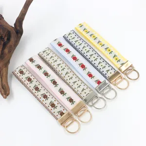 Set aus hochwertigen floralen Jacquard-Schlüsselanhängern mit eleganten Stickmustern