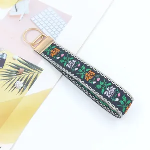 Boho Ethno-Blumen-Jacquard-Handgelenk-Lanyard-Schlüsselanhänger für Damen mit goldfarbenem Ring