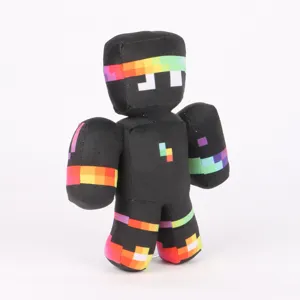 Detailansicht eines schwarzen Plüschtiers im Minecraft-Stil mit bunten Regenbogen-Pixelstreifen.