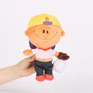 Detailansicht einer Backyard Baseball Spielcharakter Plüschpuppe mit Kappe und Ball